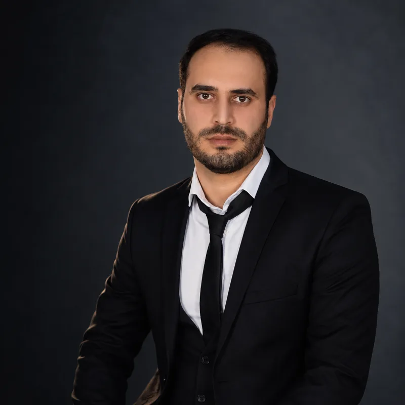 امین عبدی‌زاده در حال کار